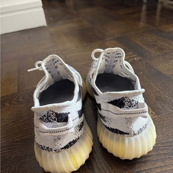 Yeezy Boost 350 Zebra - Picture 3 of 5